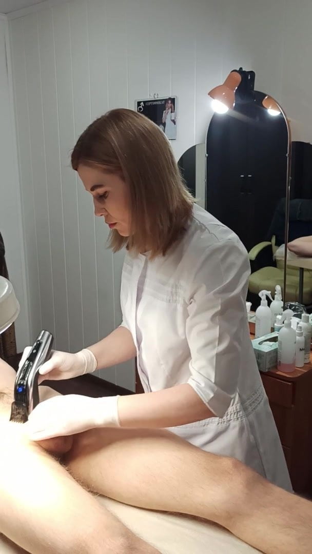 Русская женщина бреет киску в ванной и готовит её к сексу
