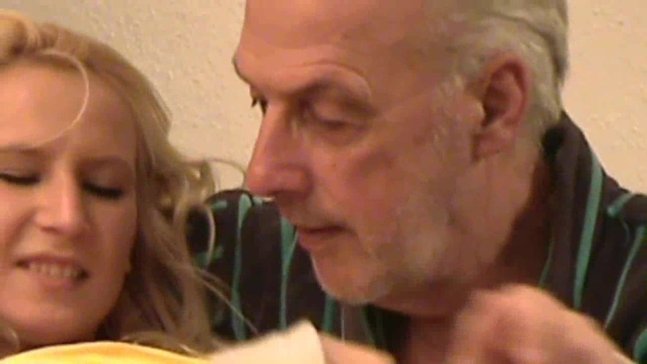 Старик целует сиськи: 539 видео в HD